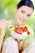 Foto: young beautiful woman eating healthy food - salad young beautiful woman eating healthy food - salad
