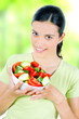 Foto: young beautiful woman eating healthy food - salad young beautiful woman eating healthy food - salad