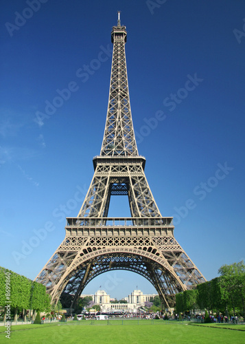 tour eiffel sur le champs de mars