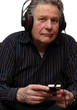 Photo: Senior hört Musik über Kopfhörer Senior hört Musik über Kopfhörer