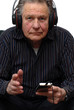 Photo: Rentner mit MP3-Player Rentner mit MP3-Player