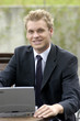 Businessmann mit Laptop