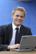 Businessmann mit Laptop