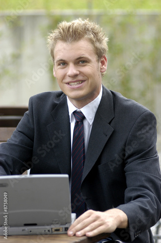 Foto: Businessmann mit Laptop Businessmann mit Laptop