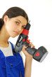 Jeune femme tenant une visseuse