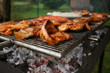 Würstchen und Fleisch auf Holzkohlegrill