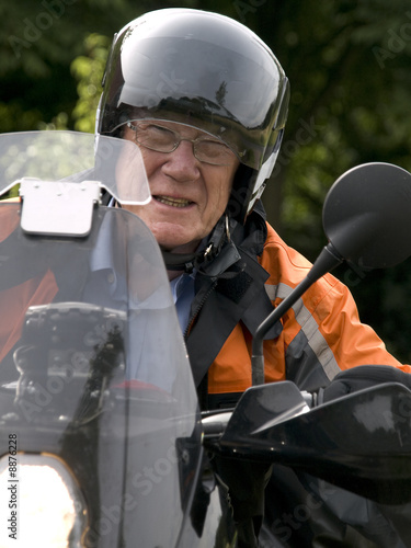 senior auf dem Motorrad