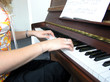 Beim Klavier spielen