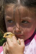 fillette et poussin