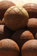 Tas de boules de pétanques rouillées