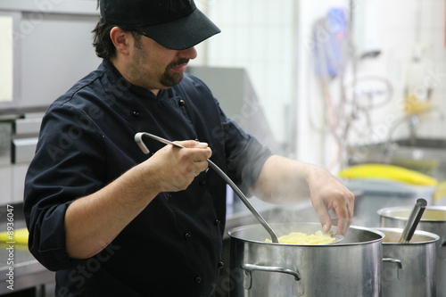 Foto: Koch beim kochen Koch beim kochen