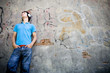 Foto: Man leaning against wall with graffiti Man leaning against wall with graffiti