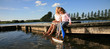 enfant  lac voilier