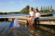 enfant  lac voilier