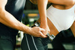 Foto: Der Trainer hilft Der Trainer hilft