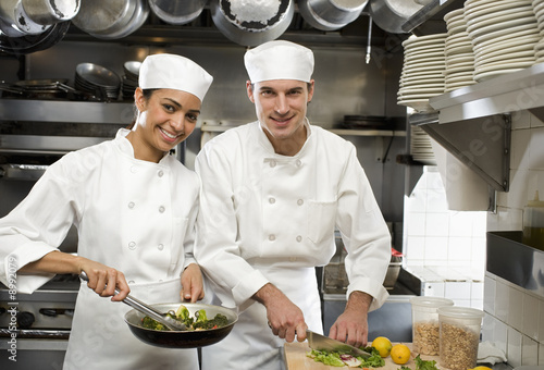  Kitchen Restaurant on Male And Female Chefs In Restaurant Kitchen    Tetrex  8992079   Ver