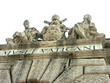 statues et armoiries au dessus du musée du Vatican
