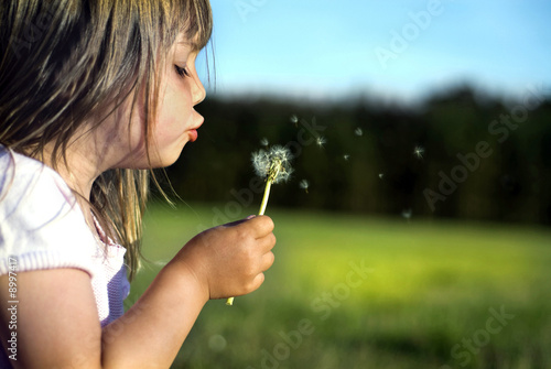 Foto: Blowing dandelion Blowing dandelion