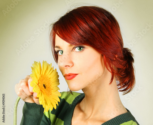 Foto: redhead girl with yellow flower redhead girl with yellow flower