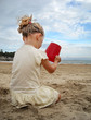fillette jouant sur la plage