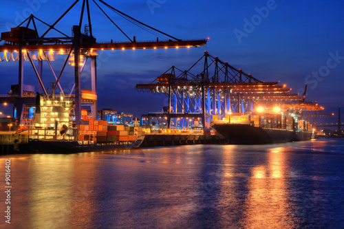 Photo: Containerschiffe nachts im hafen Containerschiffe nachts im hafen