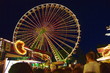 Riesenrad und Zuschauer