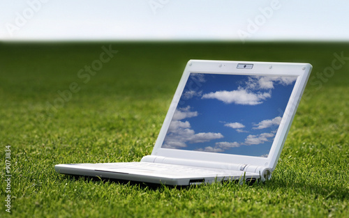 Foto: white laptop in nature white laptop in nature