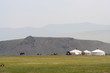 Foto: Trois yourtes et un cheval dans la steppe mongole Trois yourtes et un cheval dans la steppe mongole