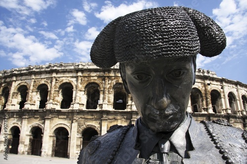 Photo: Statue de Nimeno devant les arènes (Nîmes) Statue de Nimeno devant les arènes (Nîmes)
