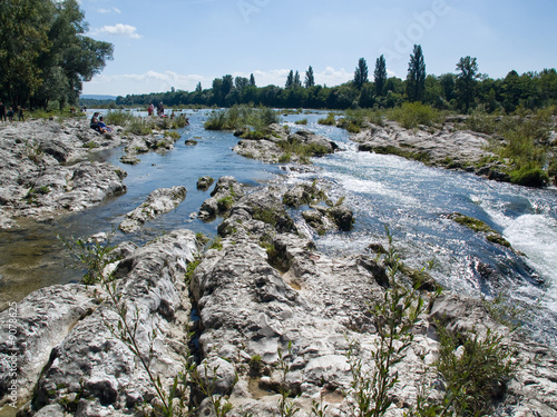 Rochers sur la rivière sauvage