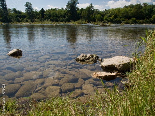 Rochers et fond transparent de la rivière