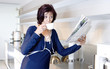 frau mit kaffee und zeitung