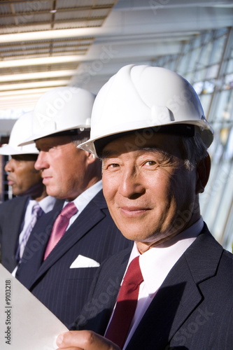 Foto: Businessmen inspecting construction site Businessmen inspecting construction site