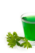 Foto: Nahaufnahme von Waldmeistersaft im Glas mit Waldmeisterblättern Nahaufnahme von Waldmeistersaft im Glas mit Waldmeisterblättern