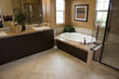 Foto: Spacious bathroom with a modern tub and tile floor. Spacious bathroom with a modern tub and tile floor.