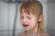 kind in dusche