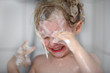 kind in dusche