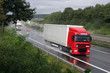 LKW auf dreispuriger Autobahn (A7 bei Kassel)