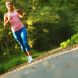 Foto: Pretty young girl runner in the forest. Pretty young girl runner in the forest.