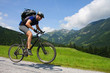 Mountainbiker mit Bergkulisse