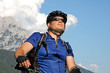 Mountainbiker mit Berg im Hintergrund Mountainbiker mit Berg im Hintergrund