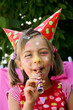 petit clown soufflant des balles en riant