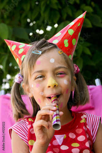 Photo: petit clown soufflant des balles en riant petit clown soufflant des balles en riant