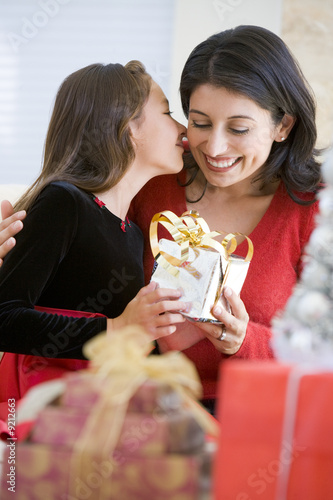 Foto: Girl Surprising Her Mother With Christmas Gift Girl Surprising Her Mother With Christmas Gift