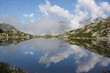 nuages et thermiques miroitant dans un lac d'altitude