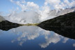 nuages en reflet dans un lac de montagne