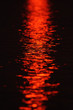 Sonnenuntergang spiegelt sich im Wasser des Okavango