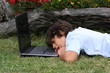 enfant endormi sur son ordinateur portable enfant endormi sur son ordinateur portable