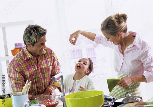 Foto: Parents with daughter (6-7) in kitchen Parents with daughter (6-7) in kitchen