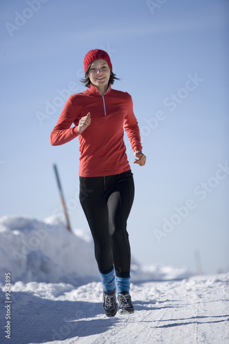 Photo: Frau jung Joggen im Schnee Frau jung Joggen im Schnee